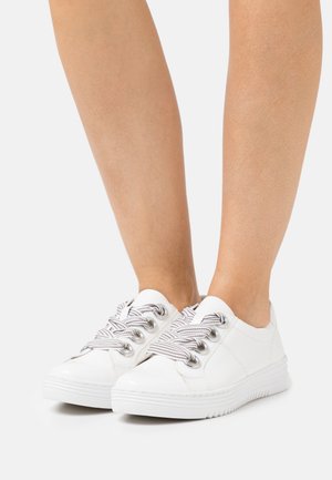 Trainers - white