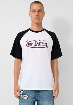 Weißes T-Shirt mit schwarzen Raglanärmeln, das das "Von Dutch" Logo in Weinrot über die Brust zeigt. Hergestellt aus weichem Baumwollmaterial.