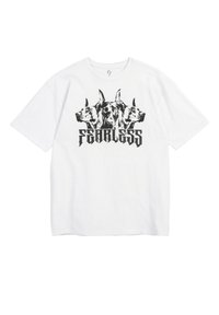 Biała bawełniana koszulka z czarną grafiką przedstawiającą wiele psich głów nad słowem "FEARLESS" napisanym pogrubioną czarną czcionką.