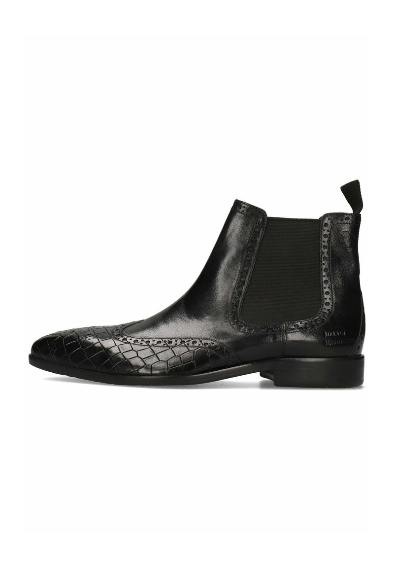 Botas Chelsea de cuero negro con textura de cocodrilo en la puntera, paneles elásticos en los laterales y una lengüeta; diseño elegante con un tacón bajo.
