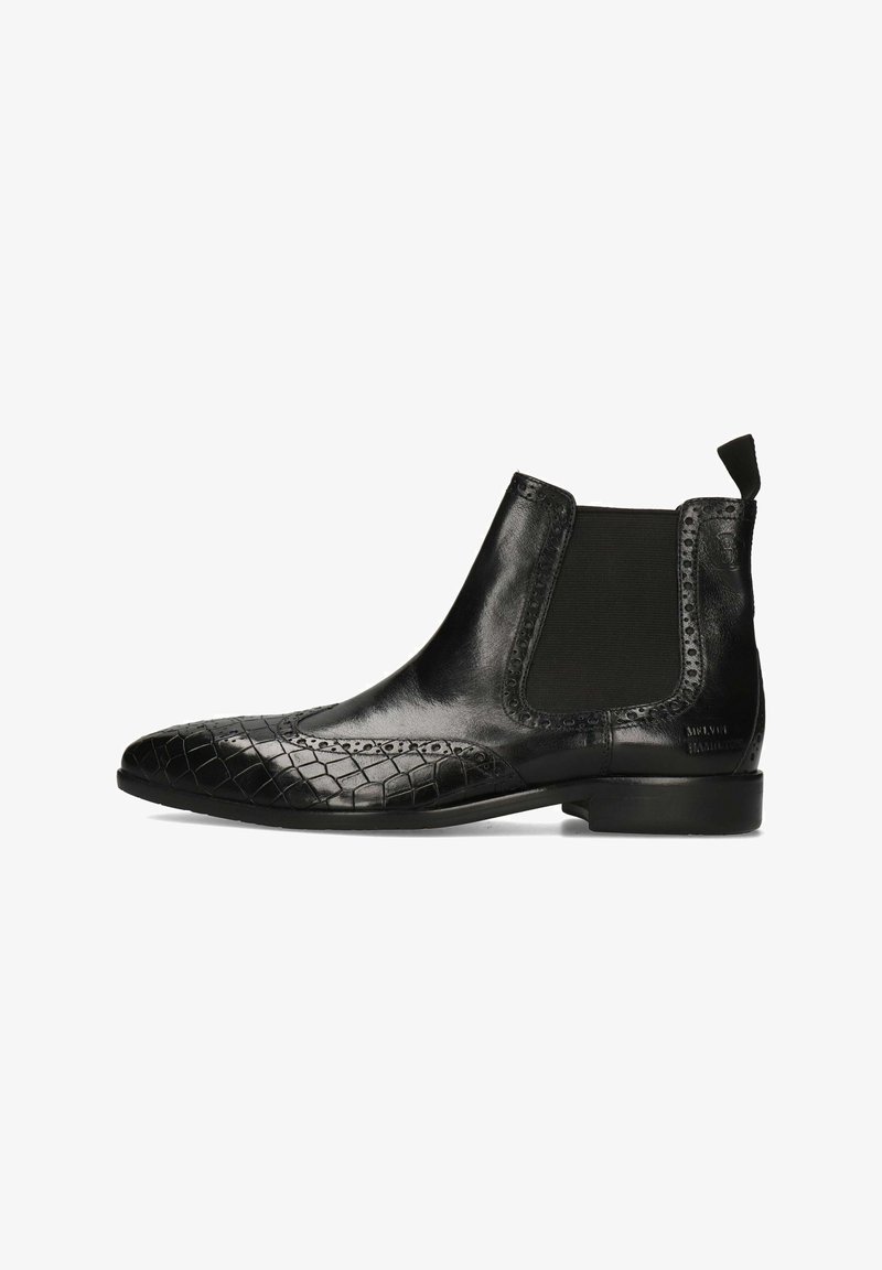 Bottines Chelsea en cuir noir avec texture crocodile sur les orteils, panneaux latéraux élastiques et une languette de traction ; design épuré avec un talon bas.