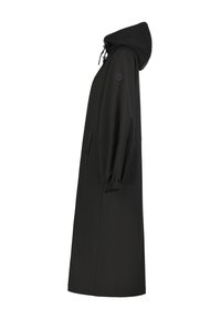 Lungo impermeabile nero realizzato in tessuto liscio. Presenta un cappuccio, polsini elasticizzati e tasche laterali. Design minimalista senza motivi o dettagli.