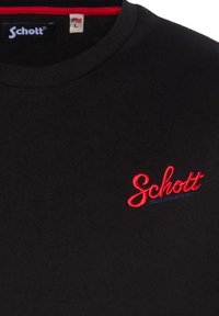 Camiseta negra de algodón con cuello redondo, con el logotipo "Schott" bordado en rojo y un acento azul debajo, de textura suave.