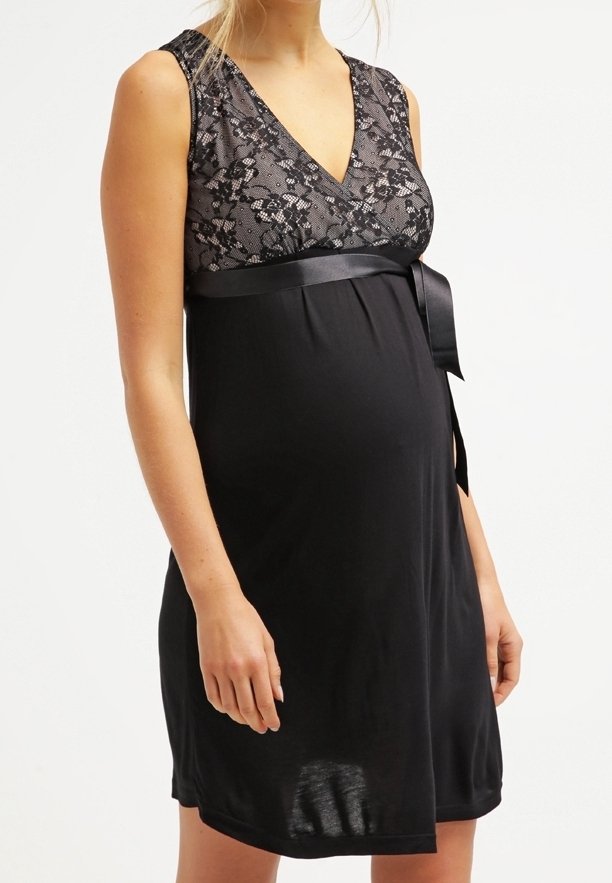 Robe de maternité noire avec un corsage en dentelle, décolleté en V, détail en satin à la taille et une coupe confortable.