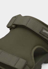 Πράσινο σανδάλι κλειστής μύτης με φαρδιές ρυθμιζόμενες υφασμάτινες λουρίδες και μαλακό πέλμα.