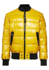 Giacca bomber imbottita gialla con finitura lucida, collo e polsini neri a coste, zip frontale e due tasche laterali con cerniera.