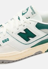 New Balance 550 - Sportcipő - off-white/beige/green