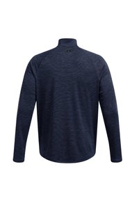 Marineblauwe lange mouwen sportshirt met hoge kraag, voorzien van een gestructureerde stof en een subtiel streepjespatroon. Logo zichtbaar bij de hals.