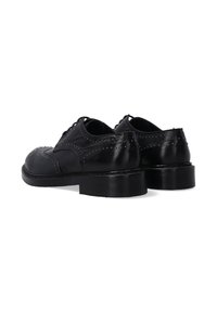 Schwarze Lederschuhe mit runder Zehenform, dekorativen Perforationen und strukturierten Oberflächen. Sie verfügen über eine dicke, robuste Sohle und ein schnürbares Design.