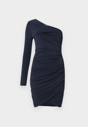 Dunkelblaues Kleid mit einem langen Ärmel, das mit gerafftem Stoff und einem drapierten Design versehen ist, wodurch ein strukturiertes Erscheinungsbild entsteht.