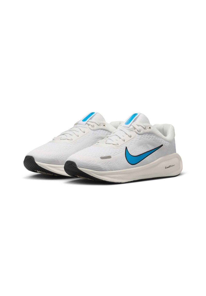 Zapatillas de correr blancas con una parte superior texturizada, con un swoosh de Nike azul, acentos en azul claro en la lengüeta y una suela exterior negra.