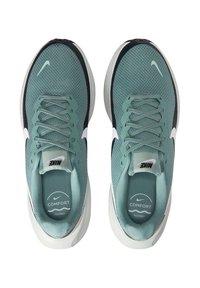 Scarpe sportive azzurro chiaro con tomaia in rete, accenti neri, logo swoosh bianco, lacci piatti e linguetta imbottita; plantari etichettati "COMFORT FOOTBED."