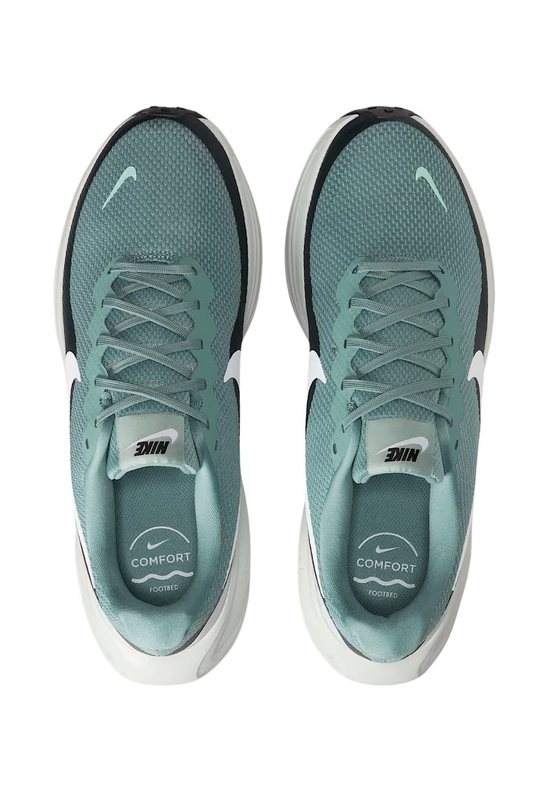 Baskets de sport teal clair avec tige en mesh, accents noirs, logo swoosh blanc, lacets plats et languette rembourrée ; semelles intérieures étiquetées "SEMELLE CONFORT".