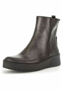 Czarne botki za kostkę o gładkim, teksturowanym wykończeniu z skóry, z niską platformą i bocznym zamkiem. Posiadają okrągły nosek oraz ryflowaną podeszwę.