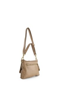 Tan-farvet læderhåndtaske med lynlåslomme foran, dobbel justerbar rem og guldfarvet hardware. Blød, glat tekstur. Kompakt design.