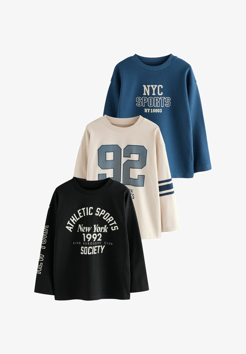 Drei Langarm-Sportshirts in Blau, Beige und Schwarz, jeweils mit textlichen und numerischen New-York-Themen auf der Vorderseite sowie Designs auf den Ärmeln.