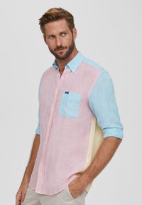 Gestreiftes Button-Up-Hemd in pink, blau und gelb, mit einer Brusttasche und hochgerollten Ärmeln. Hergestellt aus einem leichten Stoff.
