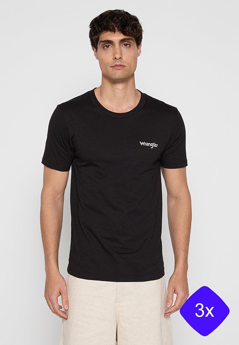 Schwarzes Baumwoll-T-Shirt mit Rundhalsausschnitt und kurzen Ärmeln, versehen mit einem kleinen weißen "Wrangler"-Logo auf der linken Brust.