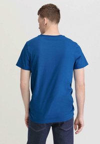 hessnatur REGULAR  - T-shirt basic - blau