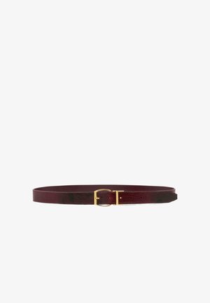 Bordeauxrode leren riem met een gestructureerde afwerking, voorzien van een gouden metalen gesp en vijf verstelgaten.