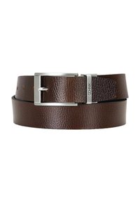 Brązowy skórzany pasek z teksturowaną powierzchnią, ozdobiony srebrną metalową klamrą i regulowanymi otworami do dopasowania rozmiaru.