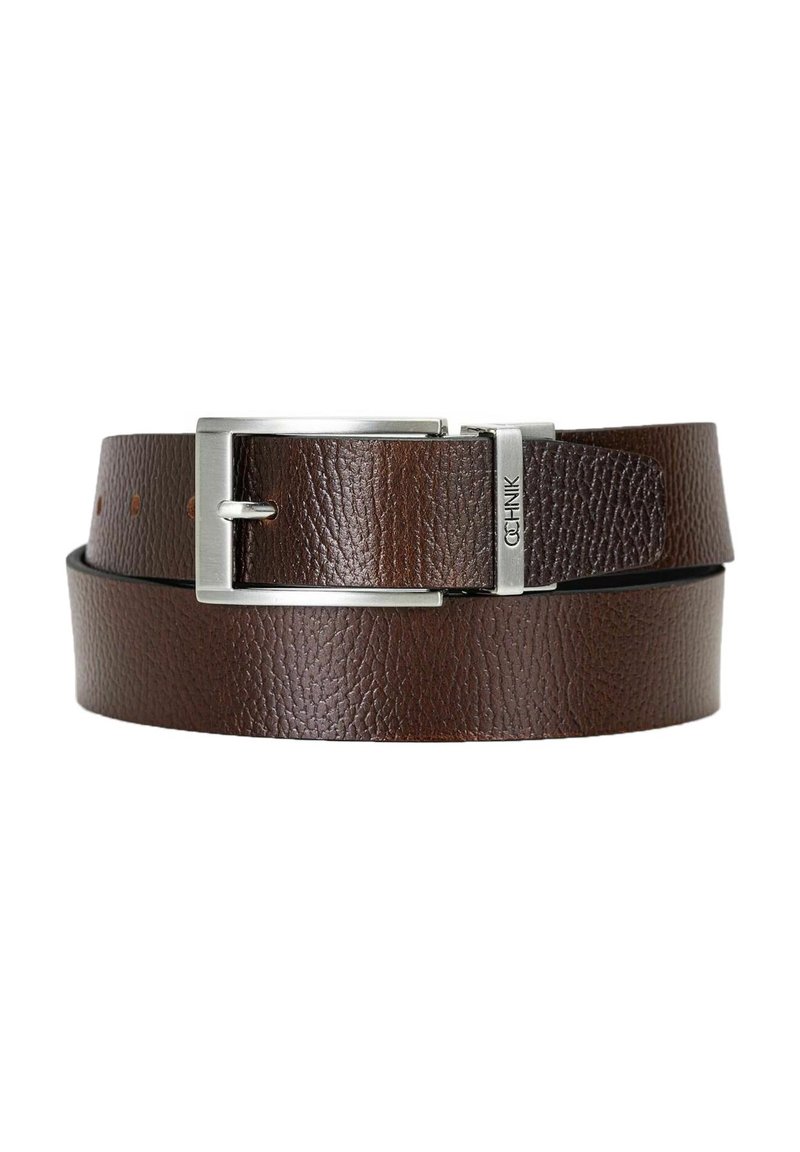 Brązowy skórzany pasek z teksturowaną powierzchnią, ozdobiony srebrną metalową klamrą i regulowanymi otworami do dopasowania rozmiaru.