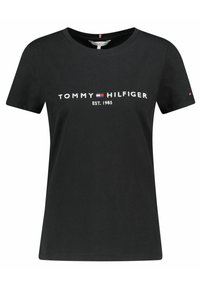Černé bavlněné tričko s krátkými rukávy, na kterém je bílé logo "TOMMY HILFIGER" a text "EST. 1985". Kulatý výstřih, klasický střih.