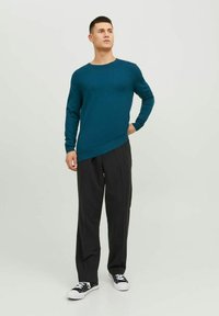 Jack & Jones JJEEMIL CREW NECK - Džemperis - sailor blue