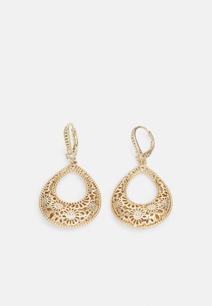 Boucles d'oreilles en forme de goutte dorée avec des motifs floraux en filigrane complexes et de petits cristaux accentuant les fermoirs à levier.