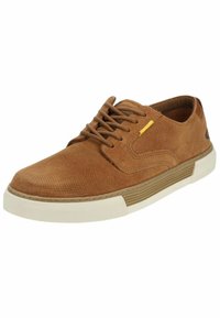 Zapato de ante marrón con cordones, parte superior texturizada, suela de goma marrón claro y sutil acento amarillo en el lateral. Diseño clásico de zapatilla.