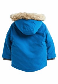 Blå børnejakke med hætte med pelskant, der har en glat tekstur og grå manchetter. Designet er afslappet med en afrundet bagkant.