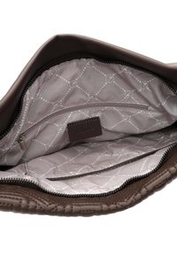 Interno di una borsa a mano in pelle marrone con una fodera grigia a fantasia, dotato di una tasca con zip e di un compartimento aperto per l'organizzazione.