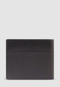 Portafoglio bifold in pelle nera con superficie liscia e bordi cuciti su uno sfondo grigio chiaro.