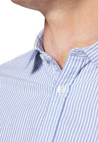 Helles blau-weiß gestreiftes Hemd mit einem Knopfkragen, aus glattem Baumwollstoff gefertigt und mit einer standardmäßigen Knopfleiste am Hals.