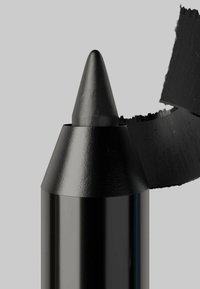Cercano nero grasso con punta affusolata. Superficie liscia e lucida con una pennellata opaca e texture dipinta accanto.