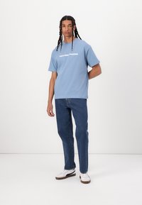 Red Bull Racing x Pepe Jeans GLOBE GRAPHIC TEE - Apdrukāts T-krekls - soho blue