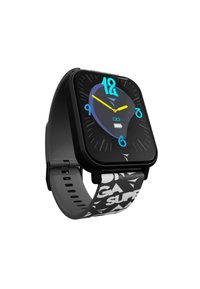 Schwarze Smartwatch mit quadratischem Ziffernblatt, buntem Digitaldisplay und einem gemusterten Silikonarmband mit weißem Text auf schwarzem Hintergrund.
