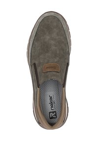 Schlupfschuh mit grauem Obermaterial aus Kunstleder, braunen Akzenten, elastischen Seitenteilen und einer strukturierten Innensohle mit Honigwabenmuster.