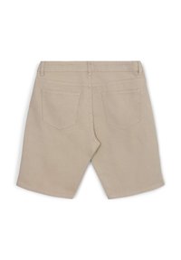 Shorts in denim beige con taglio dritto, con due tasche posteriori e cuciture doppie. La texture è liscia con una finitura leggermente ruvida.