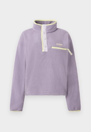 Maglione in pile lavanda con colletto a bottoni a pressione, rifiniture gialle e tasca orizzontale con zip sul lato sinistro del petto, mostrato su sfondo bianco.