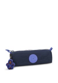 Marinblå rektangulär pennfodral med Kipling-logotyp och en liten fäst blå plyschapa som nyckelring.