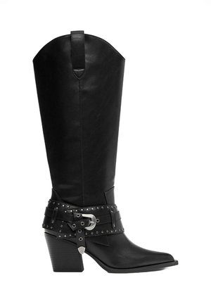 Czarny skórzany kowbojski but do połowy łydki z zaostrzonym noskiem, piętą na słupku i ozdobnym paskiem z ćwiekami oraz srebrną klamrą wokół kostki.
