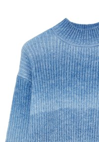 Pull en tricot bleu clair avec une texture côtelée, doté d'un col rond et d'un dégradé de couleur allant du bleu foncé au bleu clair.