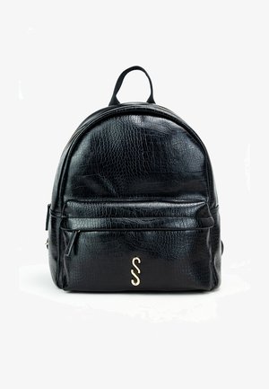 Čierny kožený batoh s textúrovaným vzorom krokodíla, zaoblený tvar, predná vrecko na zips, zlaté kovanie a horná rúčka.