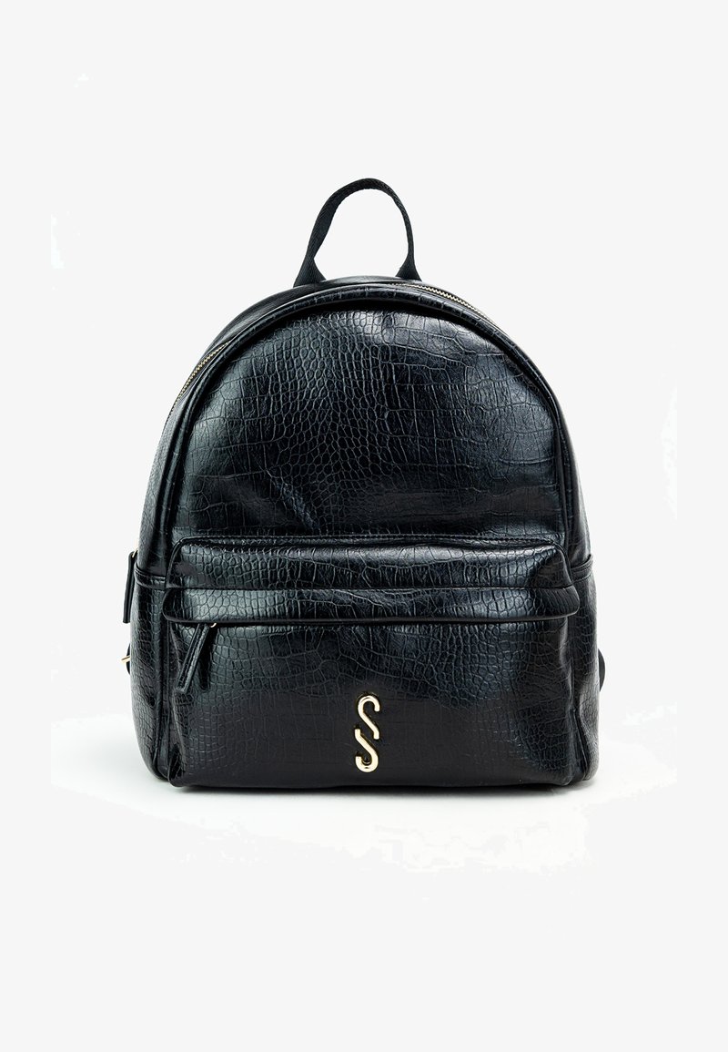 Zaino in pelle nera con motivo in rilievo effetto coccodrillo, forma arrotondata, tasca frontale con zip, dettagli in oro e manico superiore.