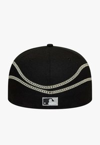 Gorra negra con visera plana y diseño estructurado. Costuras plateadas que se curvan a lo largo de los lados. Presenta un logo bordado de la MLB en la parte trasera.
