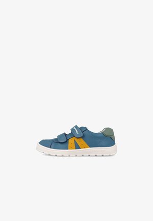 Zapatilla infantil azul de corte bajo con detalles amarillos en los laterales, dos correas de velcro, suela blanca y lengüeta verde en el talón.