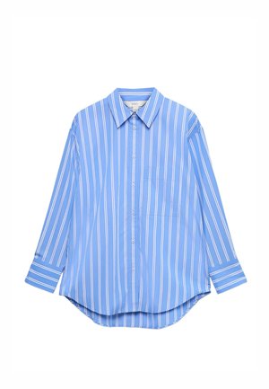 Blaues, langärmliges Hemd mit weißen vertikalen Streifen, klassischem Kragen, Brusttasche und abgerundetem Saum.