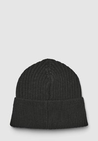 Czarna dziana czapka z prążkowanym wzorem, z zagiętym mankietem i bezszwowym wierzchem. Wykonana z miękkiego, elastycznego materiału dla wygody.
