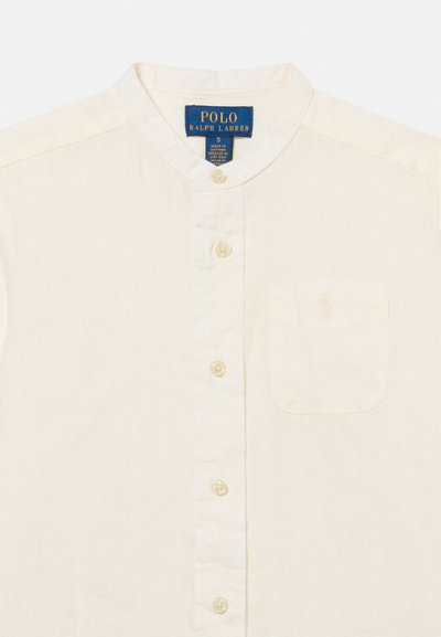 Λευκό πουκάμισο Polo Ralph Lauren με κουμπιά, όρθιο γιακά, μπροστινή τσέπη και ορατή ετικέτα της μάρκας στο εσωτερικό του γιακά.